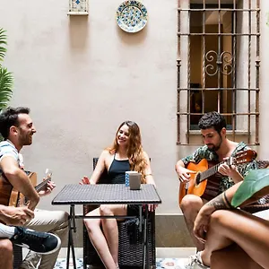 Carlota Braun Hostel Granada